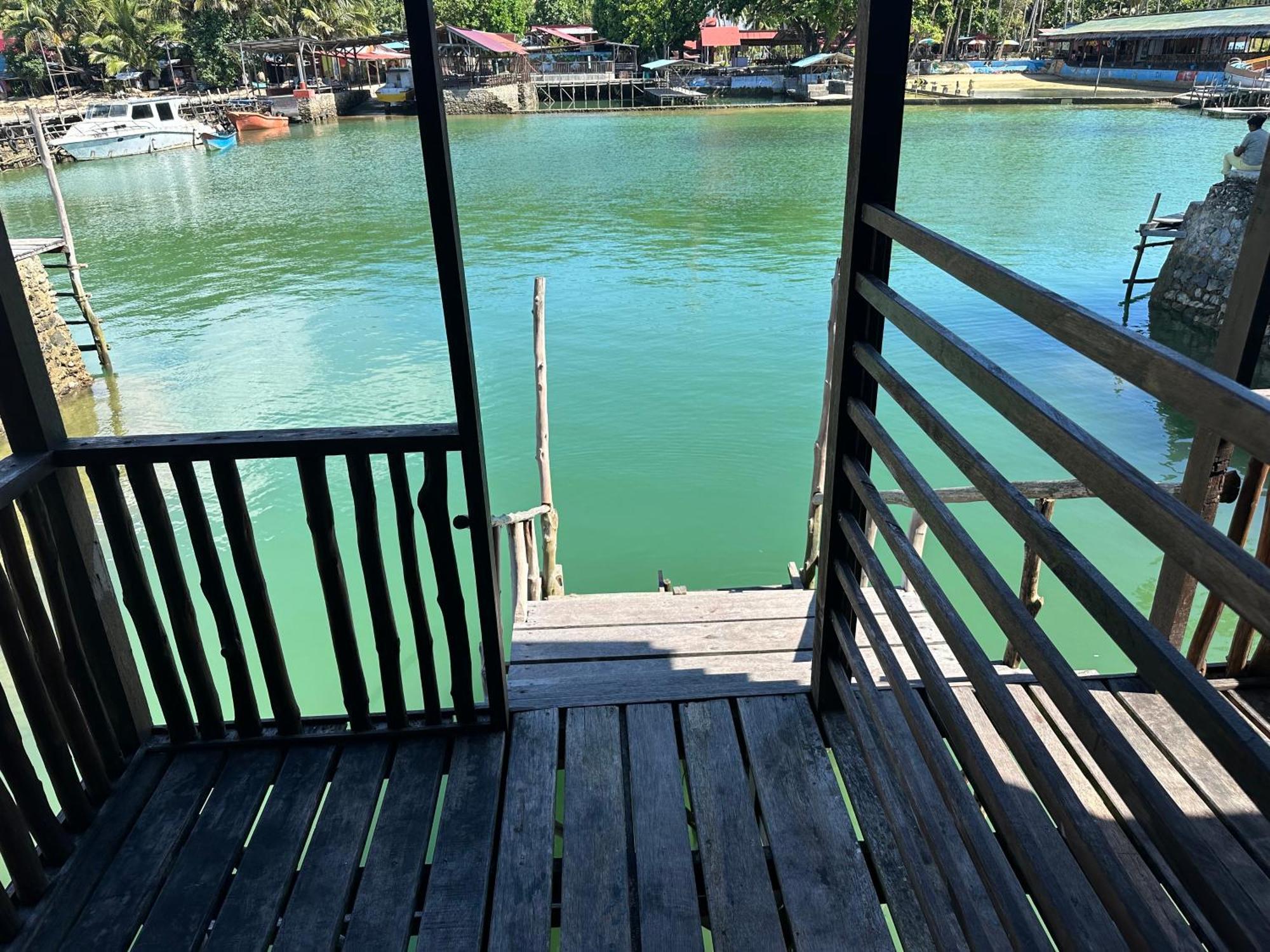 Mooi Park Hotell Sorong Exteriör bild