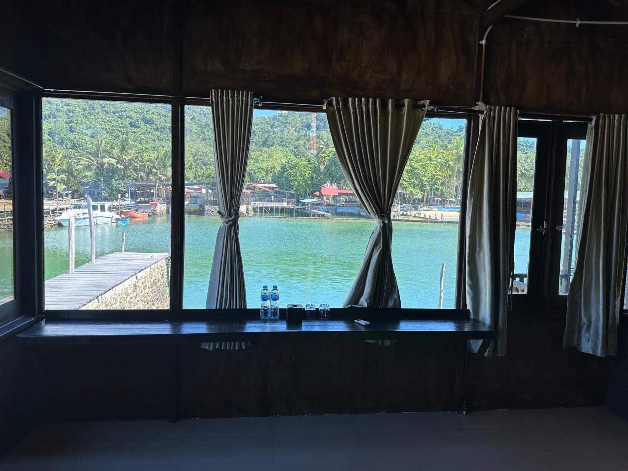 Mooi Park Hotell Sorong Exteriör bild