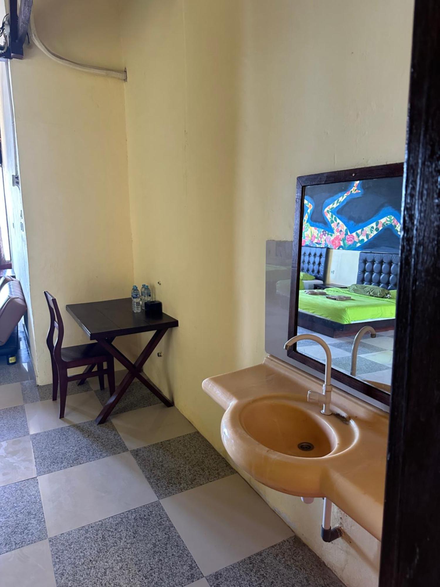 Mooi Park Hotell Sorong Exteriör bild