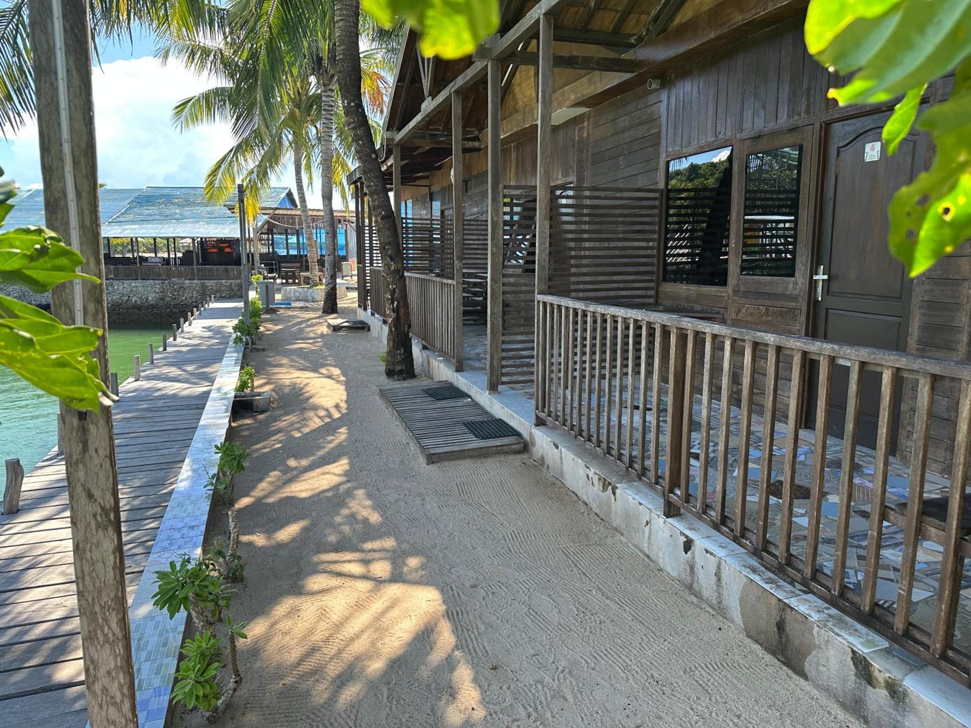 Mooi Park Hotell Sorong Exteriör bild