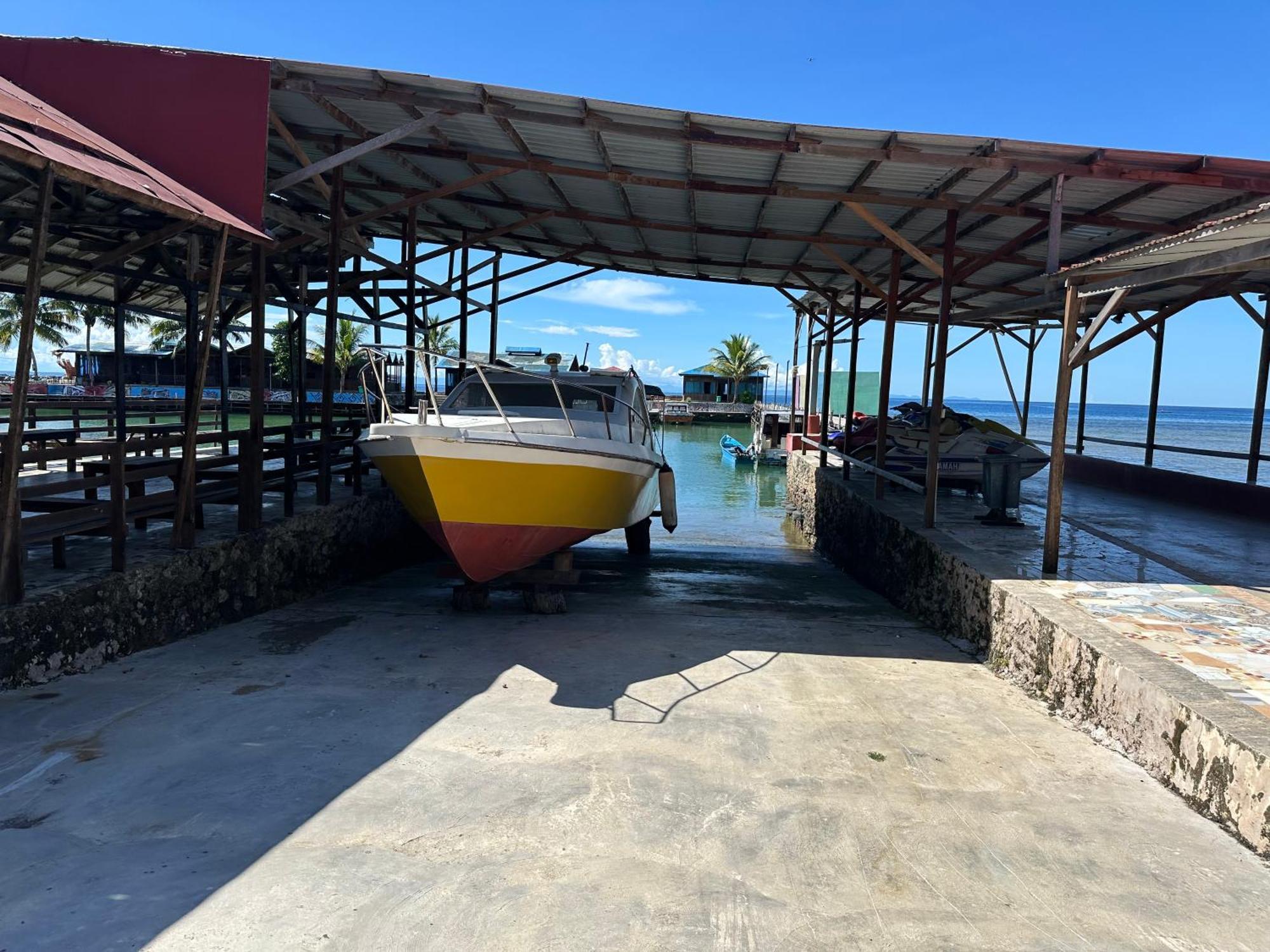 Mooi Park Hotell Sorong Exteriör bild